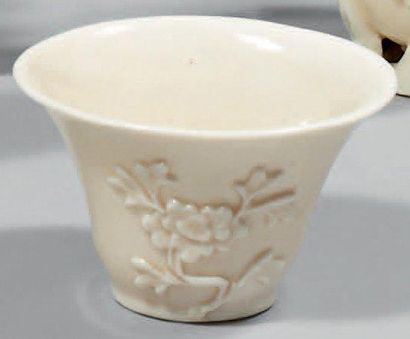 Epoque KANGXI (1662 - 1722) Coupe libatoire en porcelaine émaillée blanc de Chine...