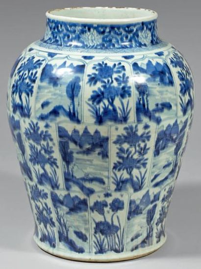 Epoque KANGXI (1662 - 1722) Potiche en porcelaine décorée en bleu sous couverte de...