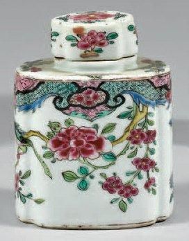 ÉPOQUE YONGZHENG (1723-1735) Flacon de forme rectangulaire en porcelaine décorée...