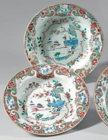 ÉPOQUE YONGZHENG (1723-1735) Paire d'assiettes creuses en porcelaine décorée en émaux...