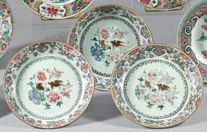 ÉPOQUE YONGZHENG (1723-1735) Trois coupes en porcelaine décorée en émaux polychromes...