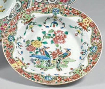 ÉPOQUE YONGZHENG (1723-1735) Assiette creuse en porcelaine décorée en émaux polychromes...