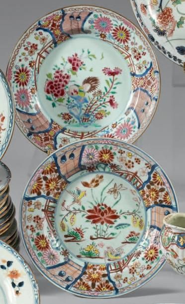 ÉPOQUE QIANLONG (1736-1795) Paire d'assiettes creuses en porcelaine décorée en émaux...