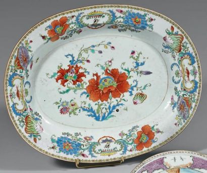 ÉPOQUE QIANLONG (1736-1795) Présentoir de forme ovale en porcelaine décorée en émaux...