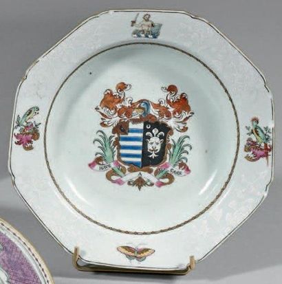 ÉPOQUE QIANLONG (1736-1795) Assiette creuse de forme octogonale en porcelaine décorée...