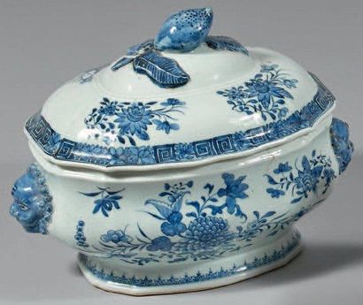 ÉPOQUE QIANLONG (1736-1795) Soupière à pans coupés en porcelaine décorée en bleu...