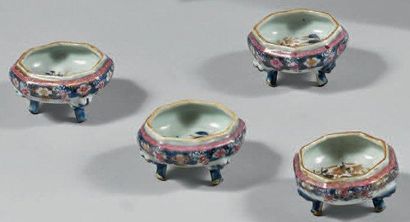 ÉPOQUE QIANLONG (1736-1795) Quatre salerons de forme octogonale et tripode en porcelaine...
