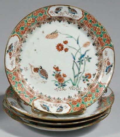 ÉPOQUE QIANLONG (1736-1795) Quatre assiettes en porcelaine sur-décorée en Europe...