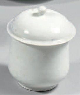 ÉPOQUE QIANLONG (1736-1795) Pot couvert en porcelaine émaillée blanche à décor moulé...