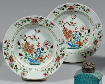 ÉPOQUE QIANLONG (1736-1795) Paire d'assiettes en porcelaine décorée en bleu sous...