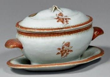 ÉPOQUE QIANLONG (1736-1795) Bouillon couvert sur son présentoir en porcelaine décorée...