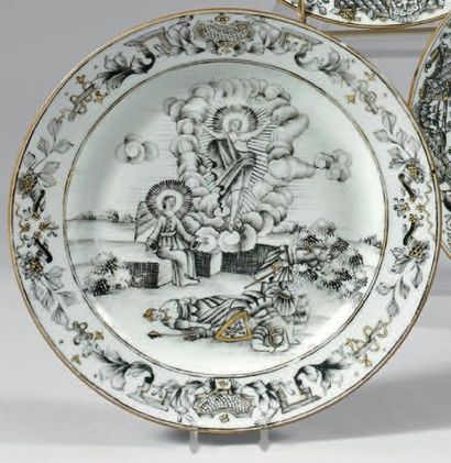 ÉPOQUE QIANLONG (1736-1795) Assiette en porcelaine décorée en grisaille et or de...