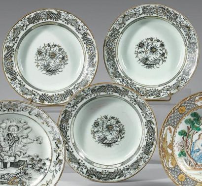 ÉPOQUE QIANLONG (1736-1795) Trois assiettes en porcelaine décorée en grisaille et...