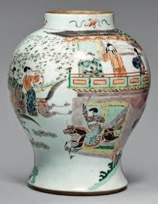 XIXe siècle Potiche de forme balustre en porcelaine décorée en émaux polychromes...