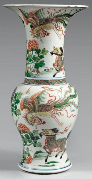 XIXe siècle Vase yanyan en porcelaine à décor famille verte de qilin et phénix. (Étoile...