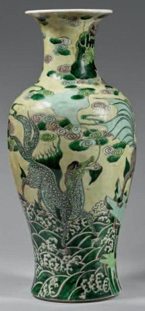 XIXe siècle Vase en porcelaine émaillée vert, jaune et manganèse de trois qilin posées...