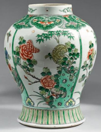 XIXe siècle Vase de forme balustre en porcelaine décorée en émaux polychromes dans...