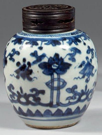 XIXe siècle Petit pot décorée en bleu sous couverte de fleurs de lotus et objets...