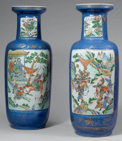 XIXe siècle Deux vases rouleau en porcelaine formant pendant, ornés d'une couverte...