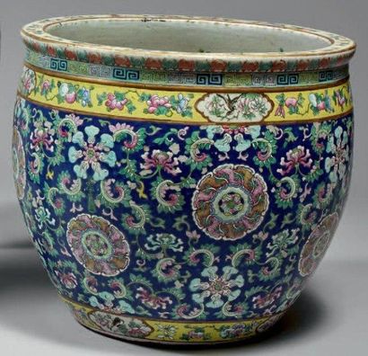 XIXe siècle Grande vasque en porcelaine décorée en émaux polychromes de médaillons...