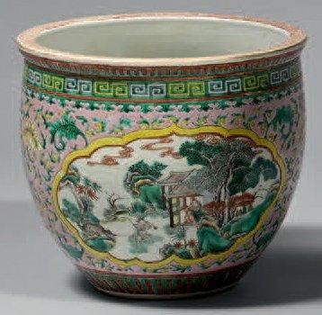XXe siècle Cache-pot en porcelaine décorée en émaux polychromes de réserves de pêcheurs...