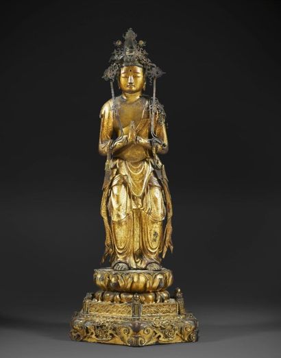 null Statuette de Kannon en bois laqué or, debout sur un lotus posé sur un socle...