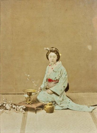 null Ensemble de douze photographies rehaussées, représentant des portraits de geisha....