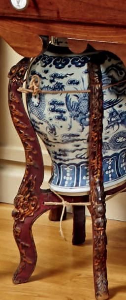 null Potiche balustre couverte en porcelaine de Chine à décor bleu, monture en bois...