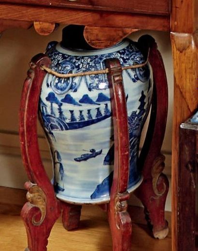 null Potiche balustre couverte en porcelaine de Chine à décor bleu, monture en bois...