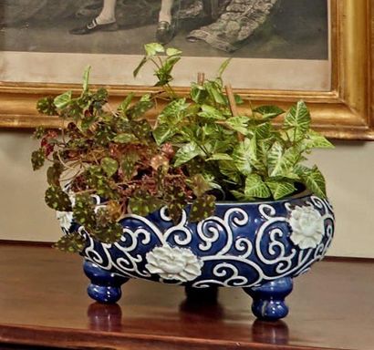 null Jardinière en porcelaine de Chine ornée de rinceaux blancs sur fond bleu. XIXe...