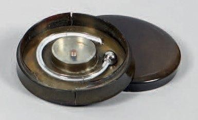null Boite ronde en écaille, contenant une boussole et un thermomètre à mercure annulaire,...