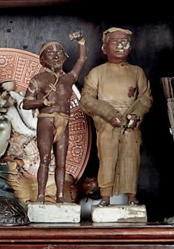 null Deux statuettes de personnages indonésiens en terre cuite habillée et femme...