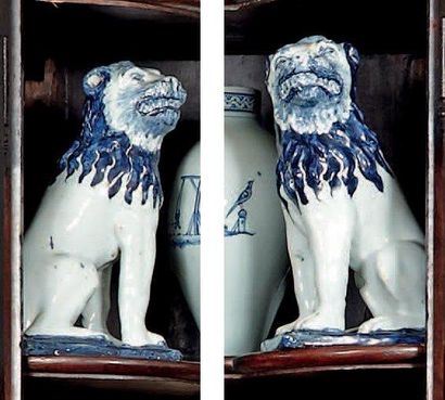null Deux statuettes de lion assis en ancienne faïence de Rouen blanche et bleue....