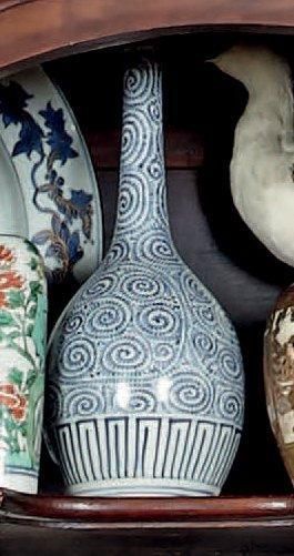 null Lot en porcelaine: petite jarre à décor de caractères de longévité, deux bouteilles...