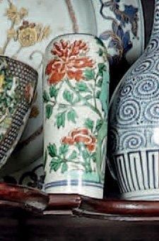 null Vase balustre à décor incisé chinois émaillé vert à décor de personnages. Hauteur:...