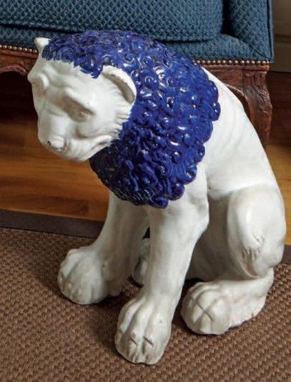 null Grande statuette de lion assis en faïence émaillée blanche et bleue. Ancien...