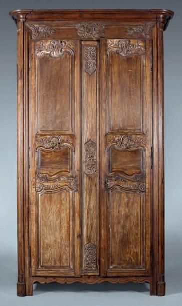 null Grande armoire en chêne et bois naturel ouvrant à deux portes moulurées à décor...