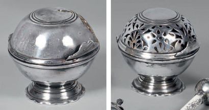 null Paire de boules à savon et à éponge en métal argenté. XVIIIe siècle