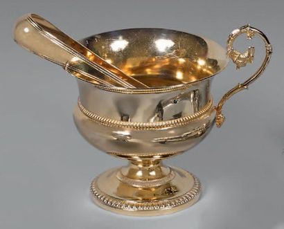 null Large tasse en vermeil ciselé posant sur piédouche (a été redorée). 1809-1819....