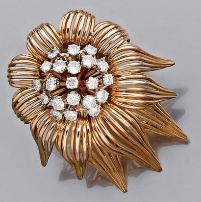 null Broche "fleur" en fils d'or jaune et platine, sertie au centre de diamants de...