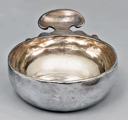 null Tasse à vin en argent uni, l'anse à appui-pouce unie découpée. Paris, 1729....