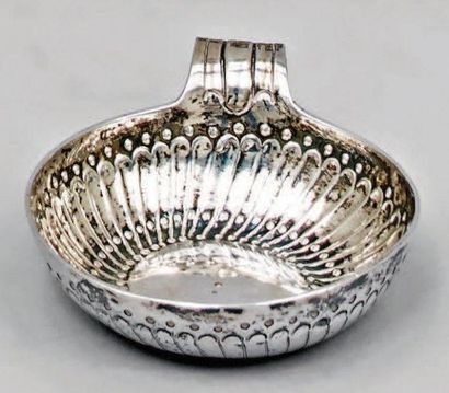 null Petite tasse à vin en argent ornée de godrons, l'anse à enroulement. 1809-1819....