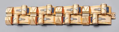 null Large bracelet "tank" articulé en or jaune à décor géométrique souligné de diamants...