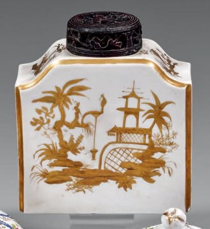 PARIS (Dagoty) Grande boîte à thé rectangulaire décorée en camaïeu or de pagode,...
