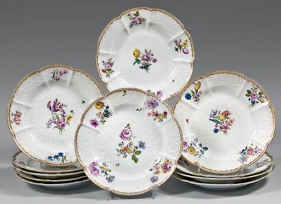 ALLEMAGNE (Meissen) Onze assiettes polylobées, guirlandes fleuries en relief et décor...