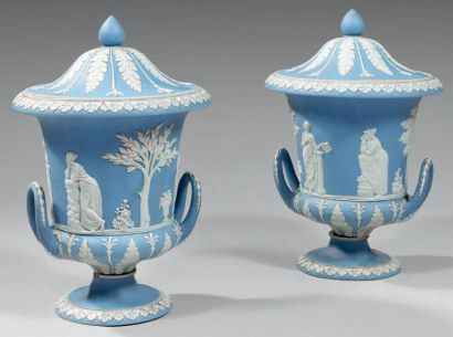 Wedgwood Paire de vases sur piédouche couverts, décor en léger relief de personnages...