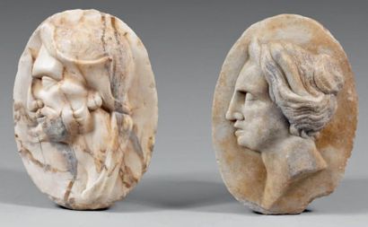 null Deux médaillons ovales en marbre sculptés en haut-relief d'un profil de femme...