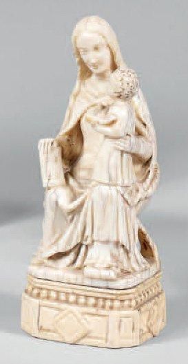 null Statuette de Vierge éducatrice assise en ivoire. Enfant Jésus tenant une colombe....