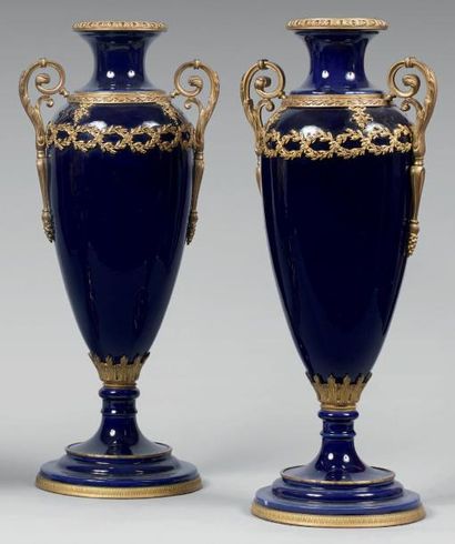 null Paire de grands vases fuseau en faïence bleue à monture à deux anses en métal...