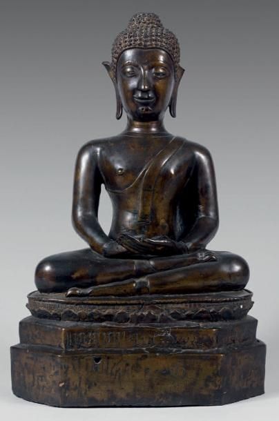 LAOS, XVIe-XVIIe siècles Statuette de bouddha en bronze à patine brune, assis en...